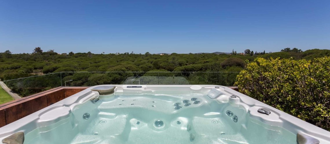Luxury,Jacuzzi,Outdoor,On,The,Roof.